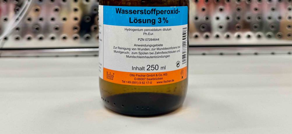 Wasserstoffperoxid 3 Prozent getestet: Nahaufnahme des Labels auf der Flasche.