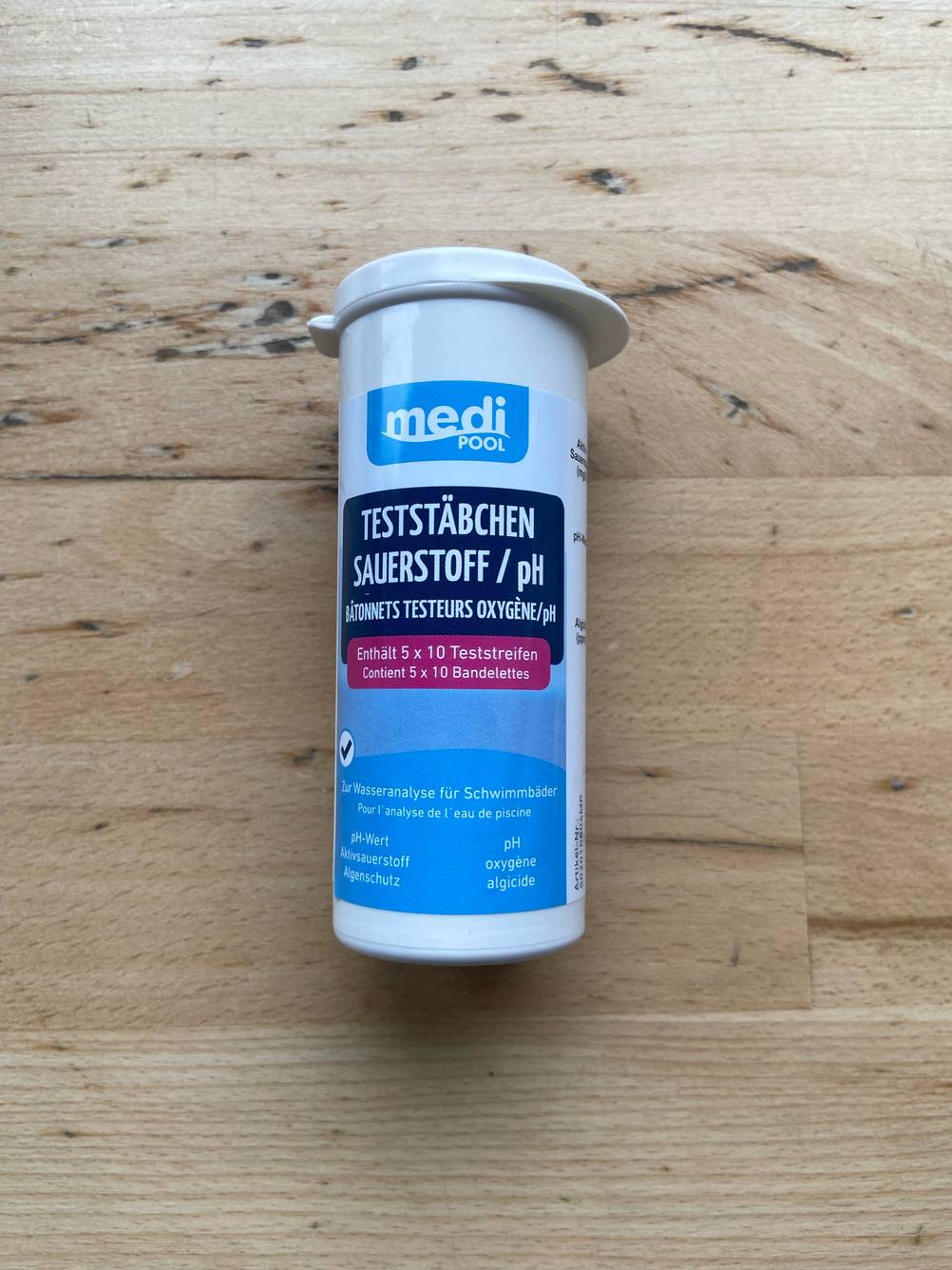 Die getesteten Wasserteststreifen in der Verpackung auf einem Tisch liegend.
