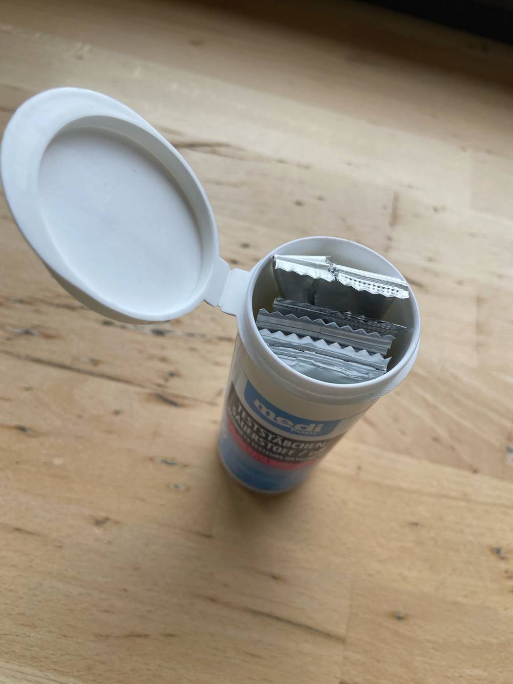 Wasserteststreifen im Test: Die geöffnete Verpackung auf einem Holztisch.