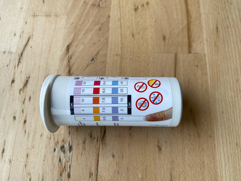Die Rückseite der Verpackung der getesteten Wasserteststreifen mit Infografiken.