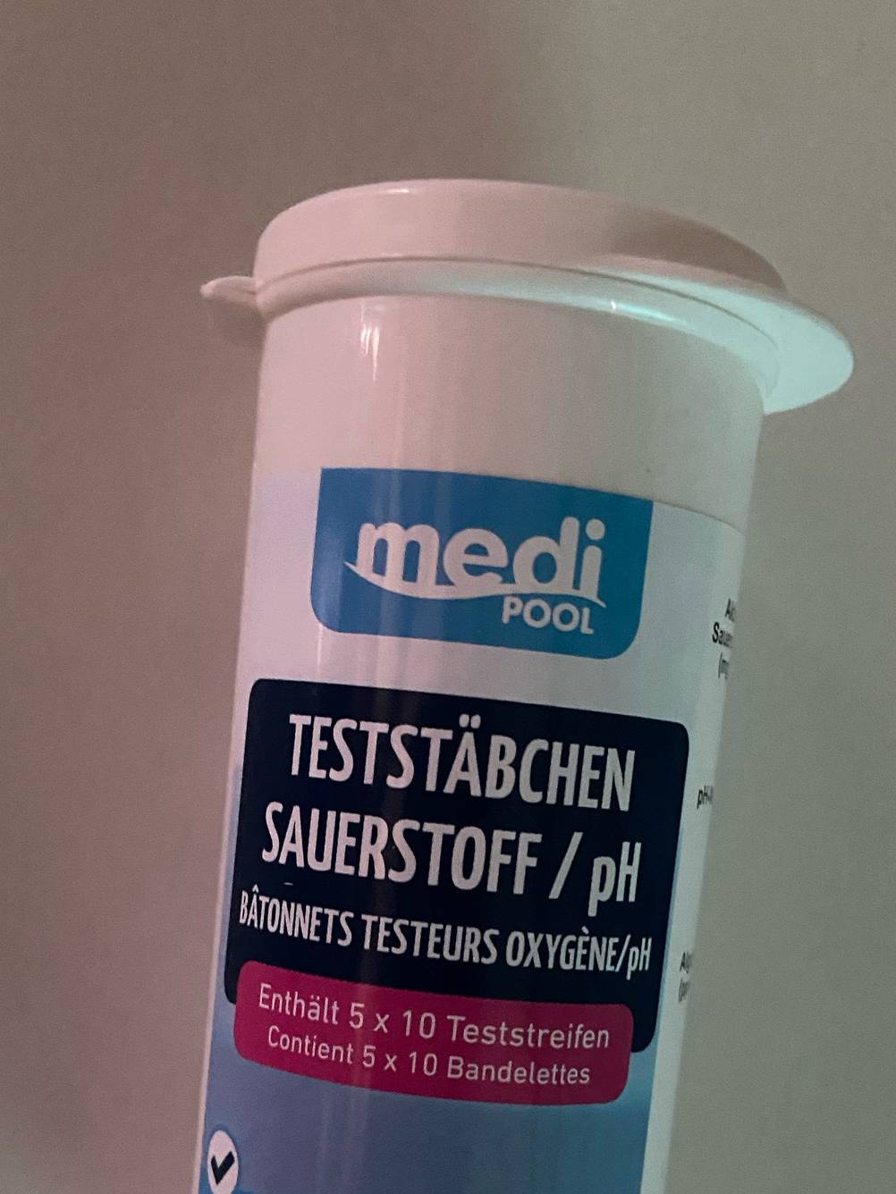 Im Test: Nahaufnahme der Verpackung der Wasserteststreifen mit Logo und Artikelbezeichnung.