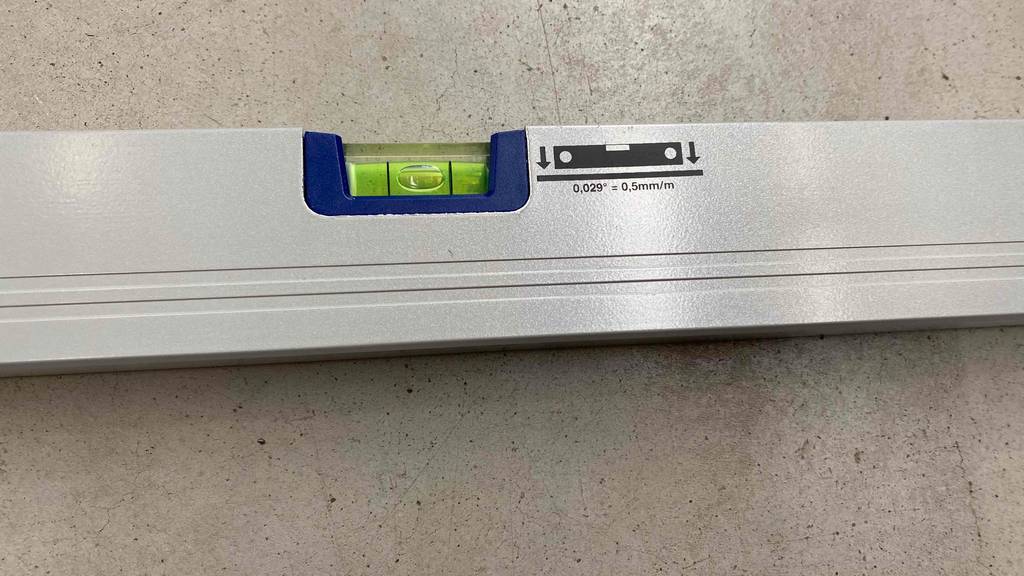WAsserwaage-1m im Test: Sicht auf die Horizontal-Libelle.