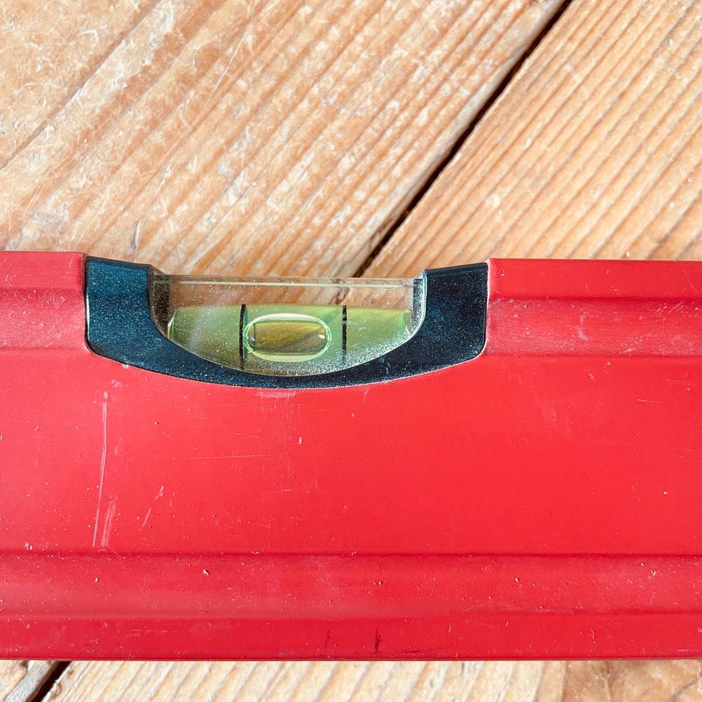 Nahaufnahme der Horizontal-Libelle einer getesteten Wasserwaage.