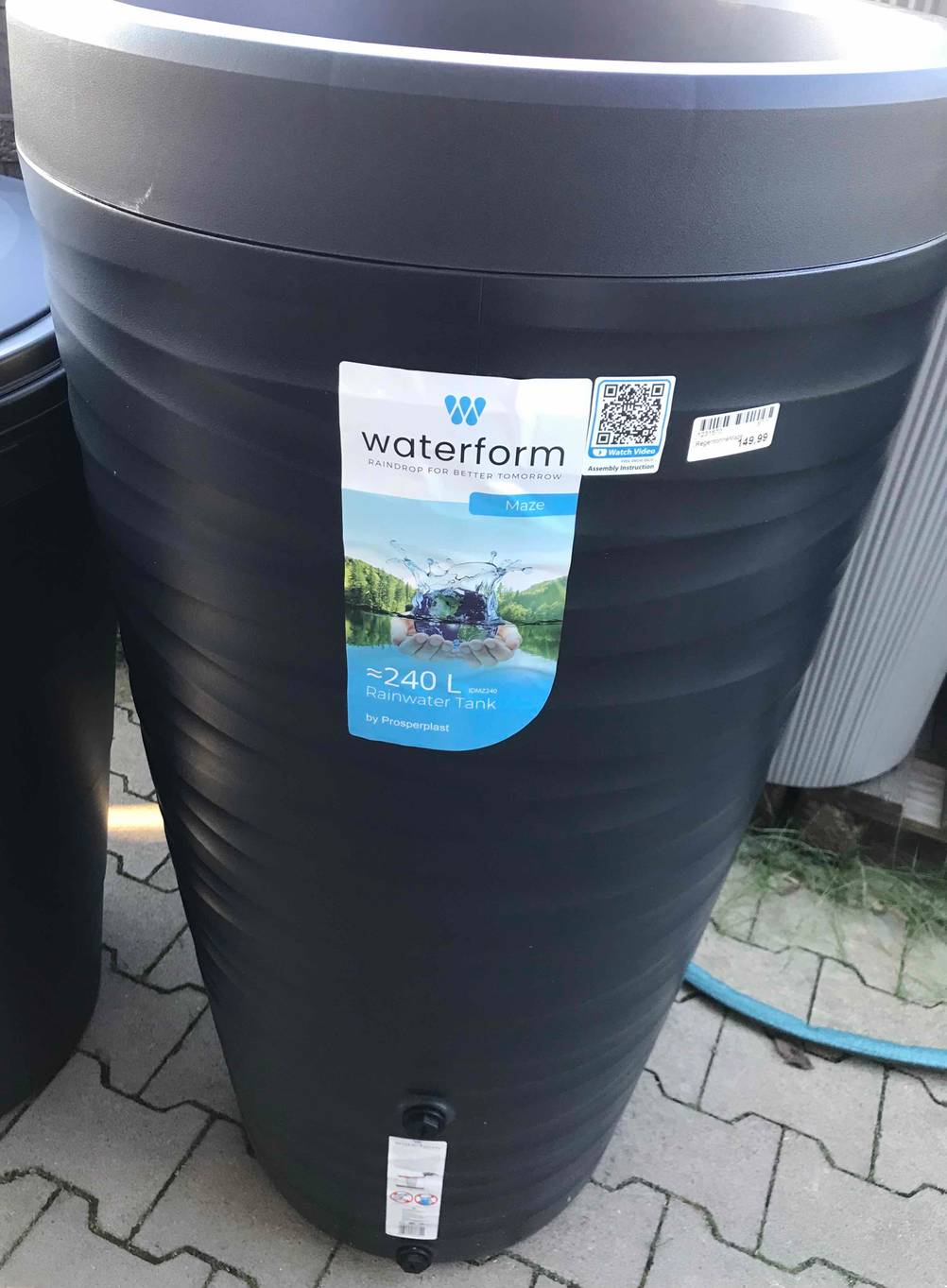 Ansicht einer schwarzen stehenden Waterform Regentonne im Test mit 240 Liter Regenwassertank.