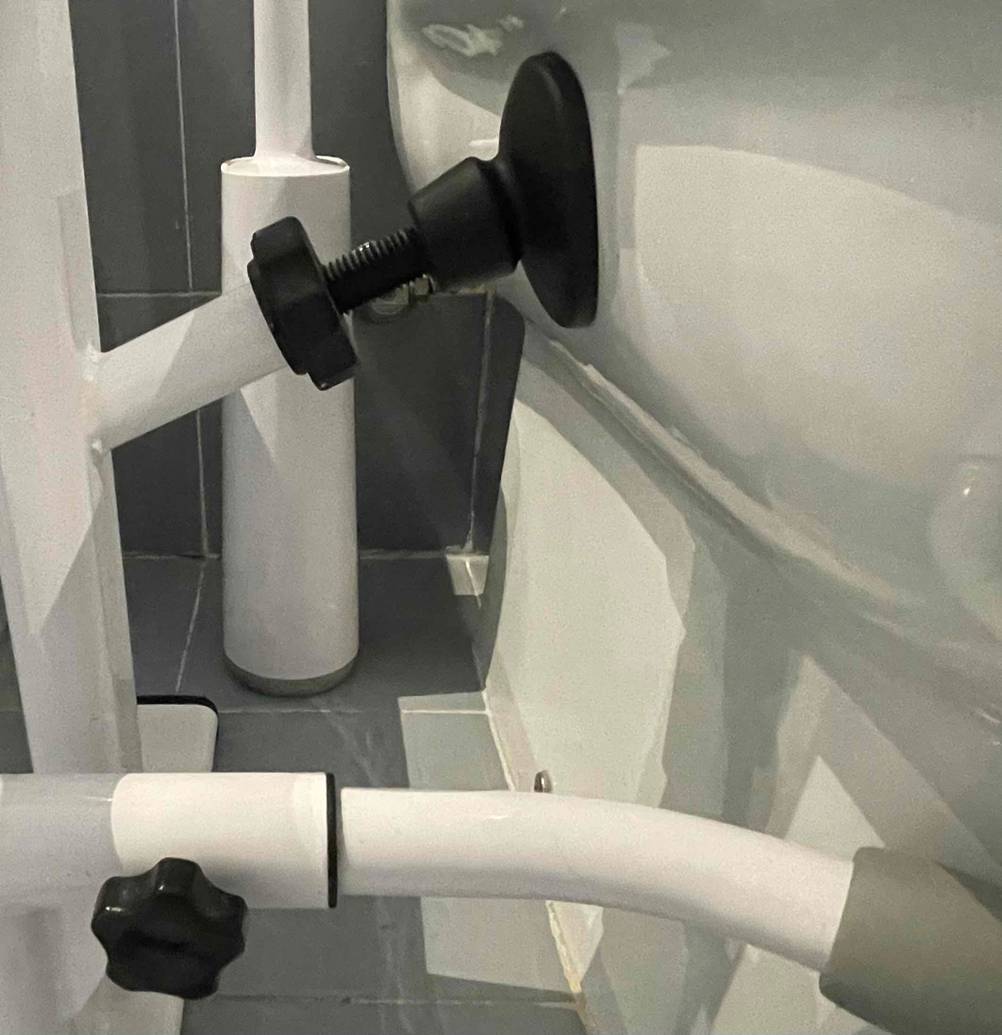 Im Test: Nahaufnahme der Anbringung des Gestänges einer WC-Aufstehhilfe.