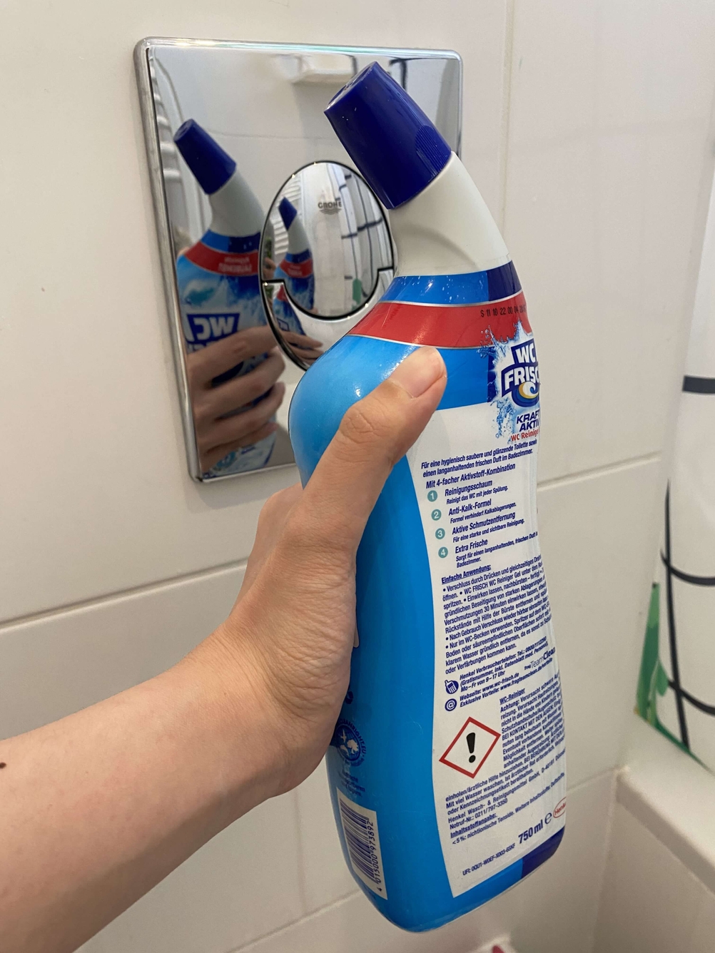 WC-Reiniger wird in der Hand gehalten.