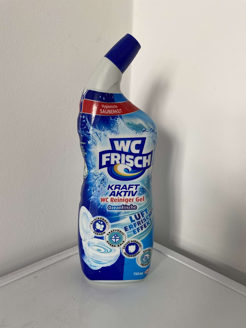 WC Frisch steht aufrecht in einer Ecke.