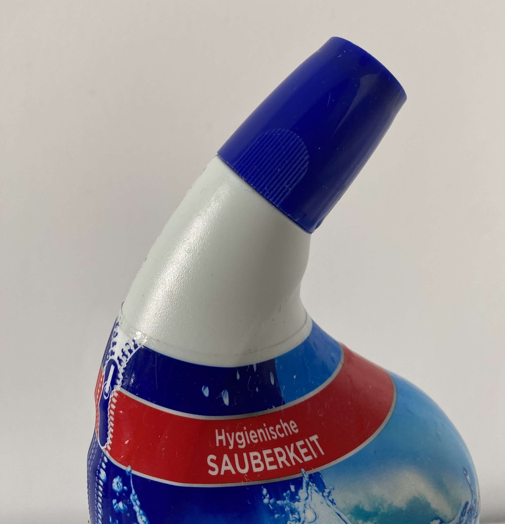 Kopf der Flasche von WC-Frisch mit blauem Deckel.
