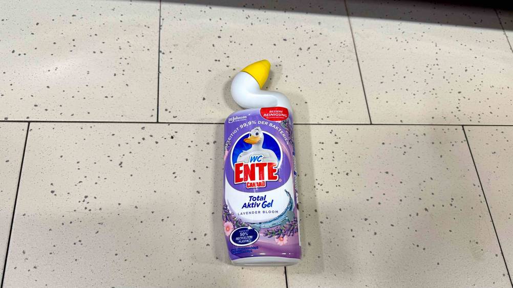 Getestet: Eine Flasche WC-Gel liegt auf einem hellen Fließenboden.