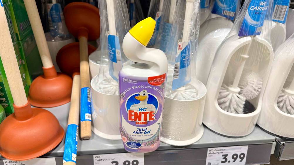 Vor mehreren Klobürsten steht eine Flasche WC-Gel im Test.