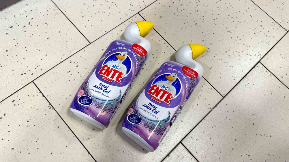 WC-Gel getestet: Zwei Flaschen nebeneinander auf einem hellen Fließenboden liegend.