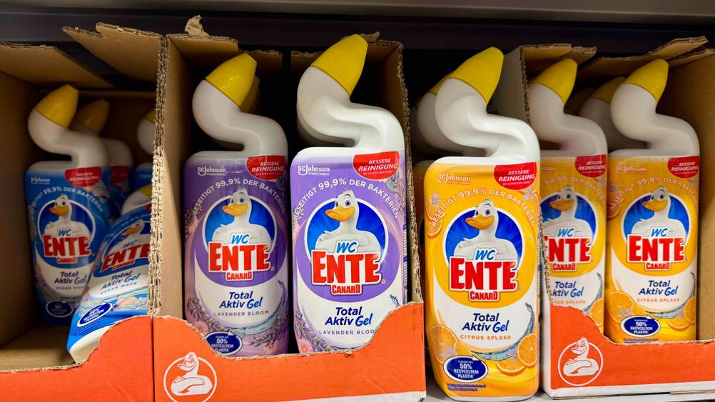 Mehrere Flaschen des getesteten WC-Gels in einem Verkaufsregal.
