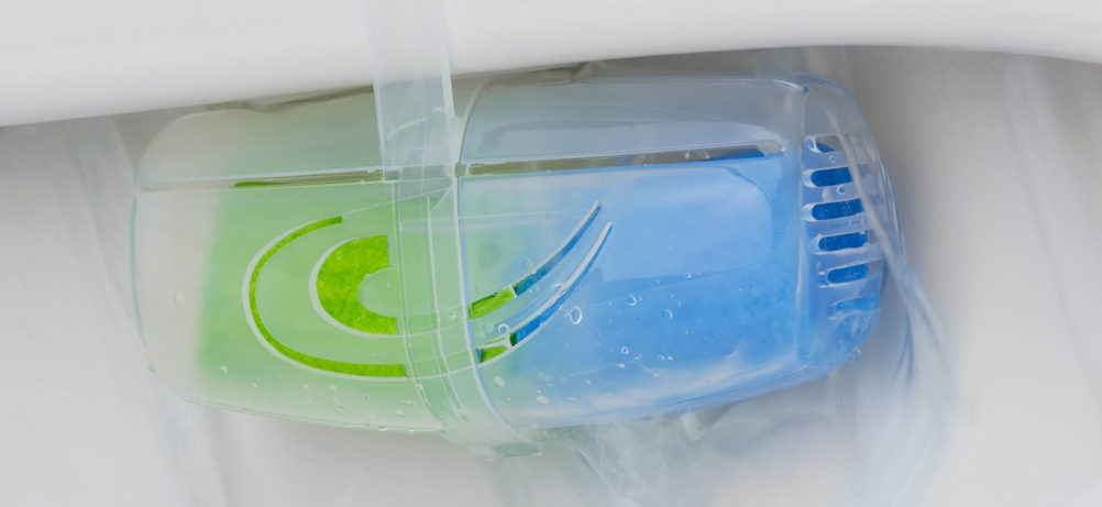 Ein WC-Dufstein ist in einer WC-Schüssel befestigt