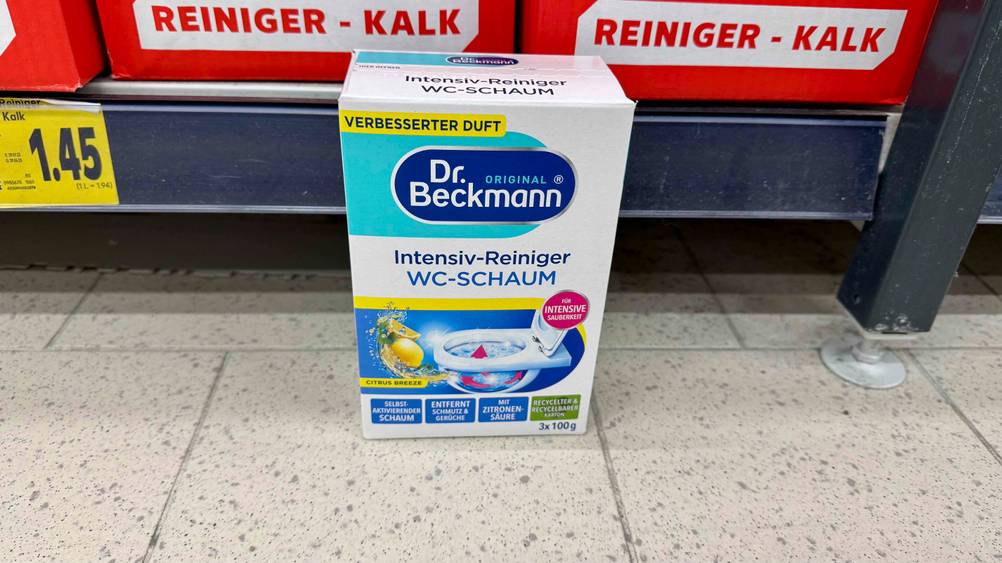 Vor einem Regal auf dem Boden steht eine Packung des getesteten WC-Schaums.