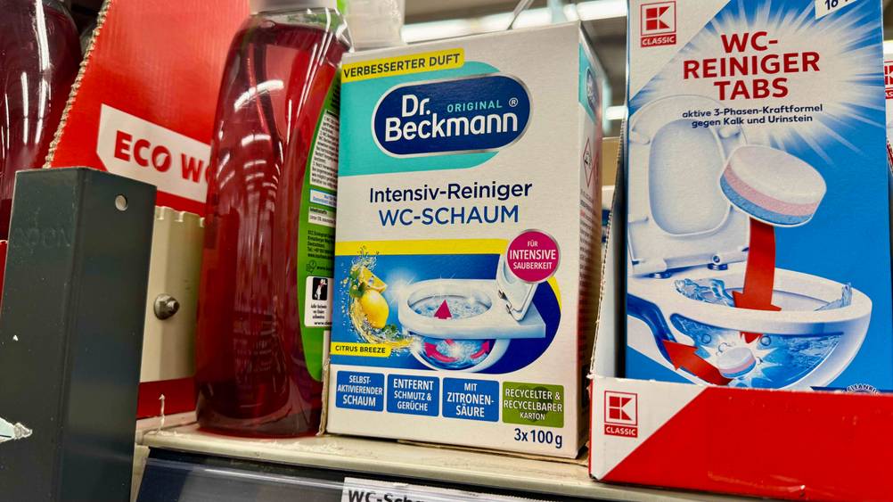 Auf einem Verkaufsregal mit anderen Produkten steht der WC-Schaum im Test.