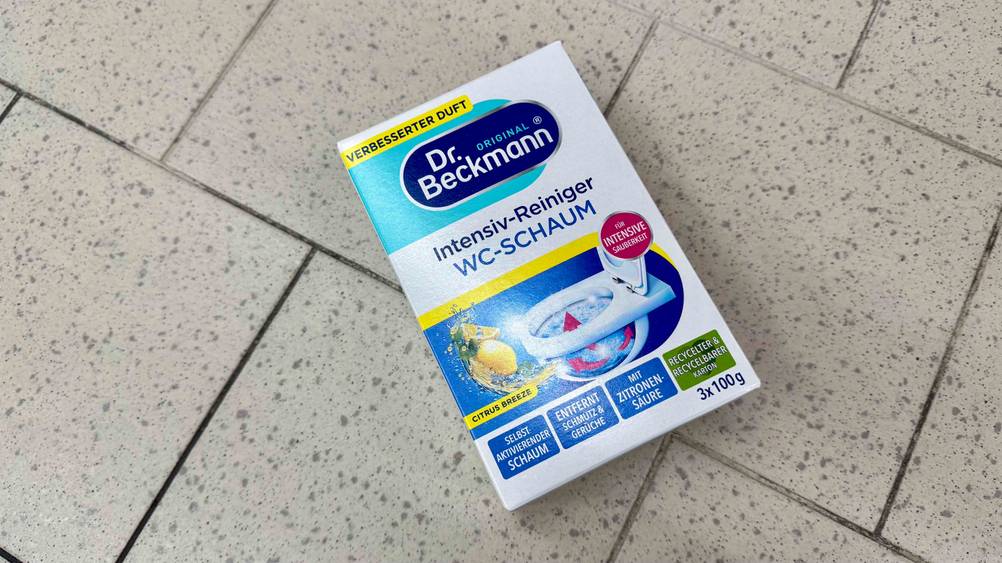 Eine Packung des getesteten WC-Schaum liegt auf einem Fließenboden.