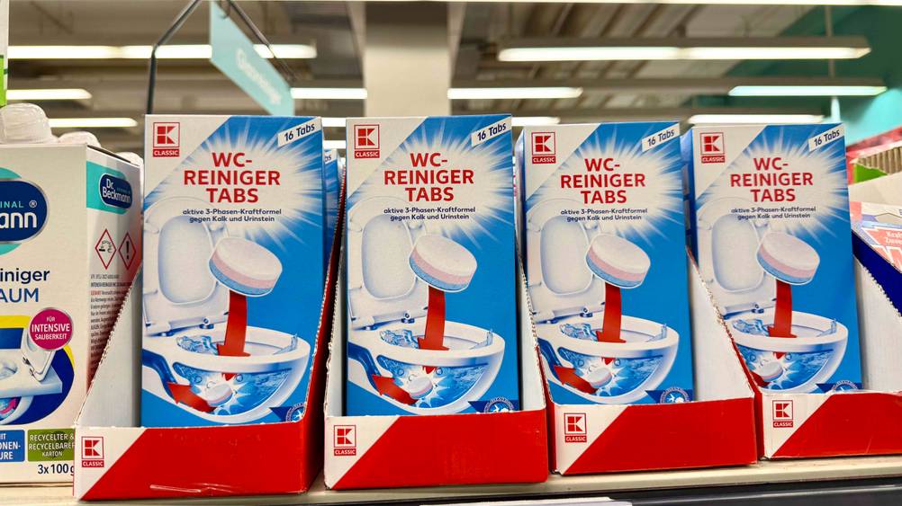 Mehrere Packungen der getesteten WC-Tabs in einem Verkaufsregal.