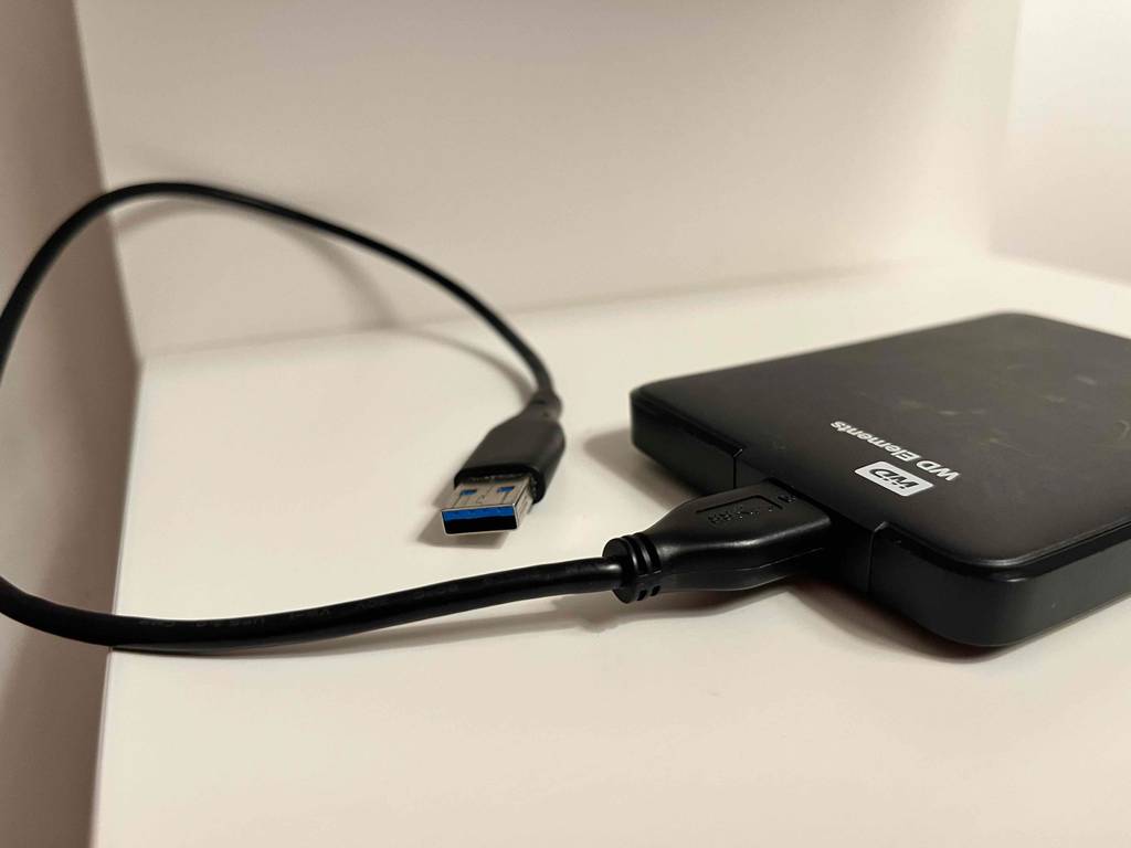 Externe Festplatte 1 TB im Test: Detailansicht des an das Gerät angesteckten USB-Anschlusskabels.