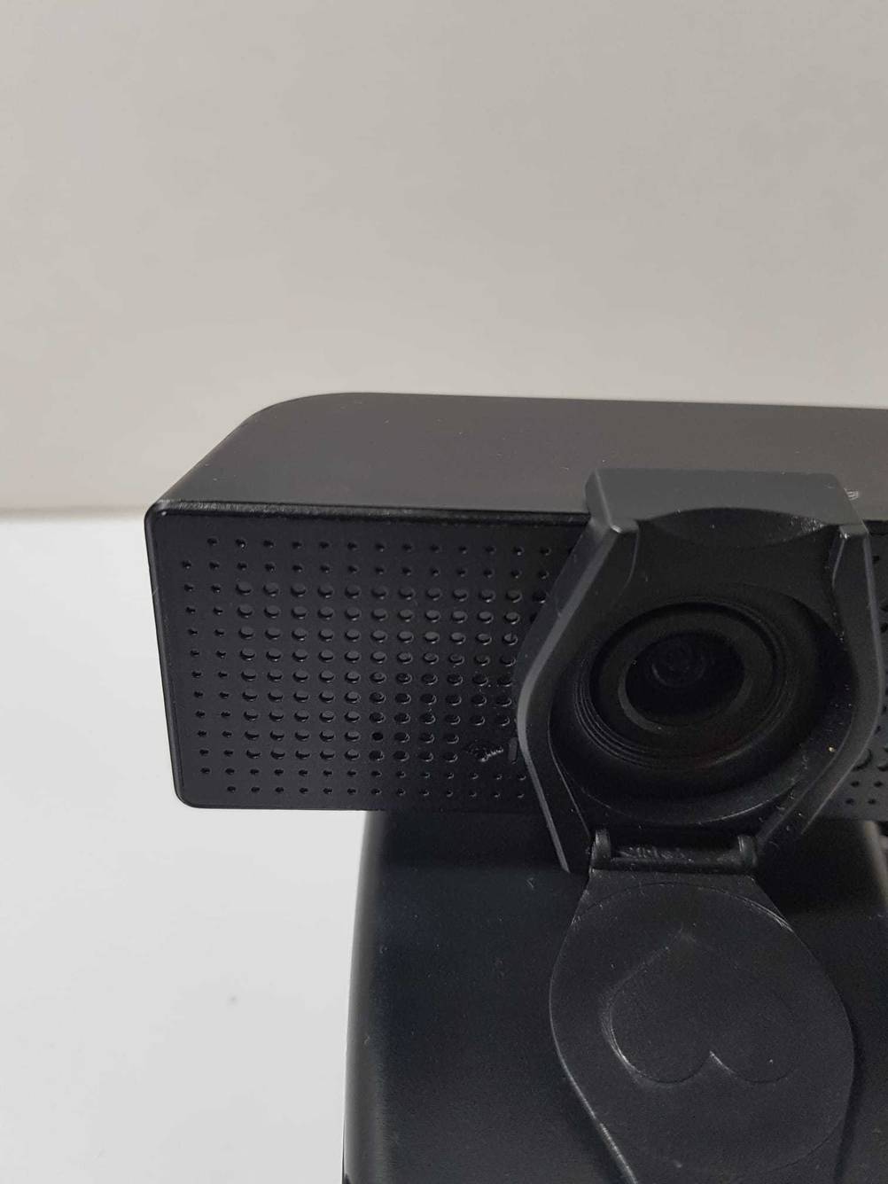 Getestet: Nahaufnahme der Verschlusskappe für die Webcam mit Mikrofon.