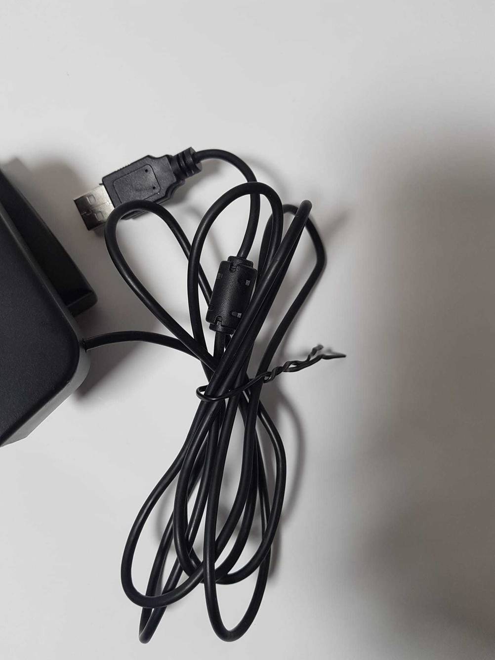 Im Test: Nahaufnahme des USB-Kabels einer Webcam mit Mikrofon auf einer hellen Fläche.