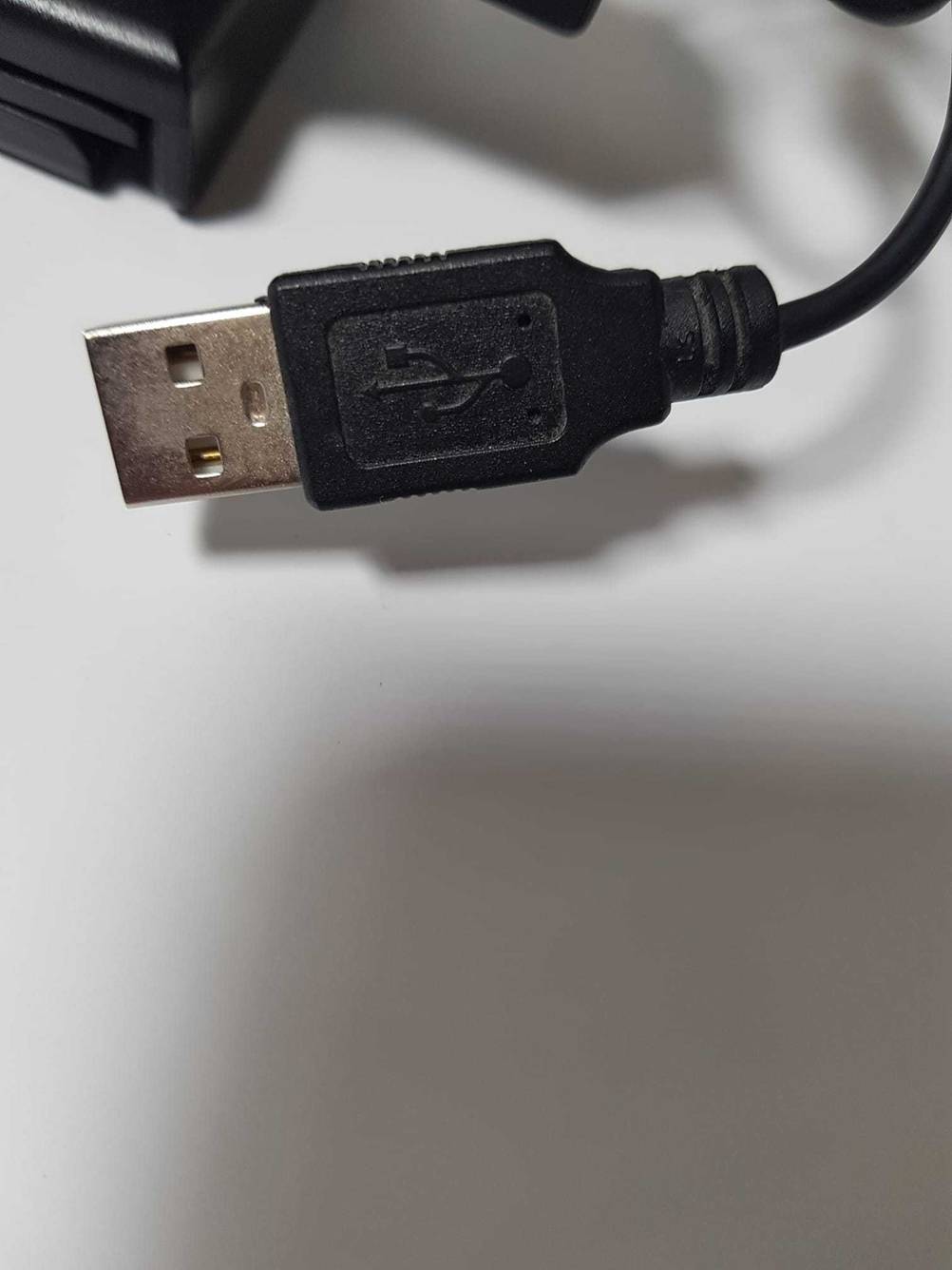Webcam mit Mikrofon getestet: Nahaufnahme des USB-Steckers.