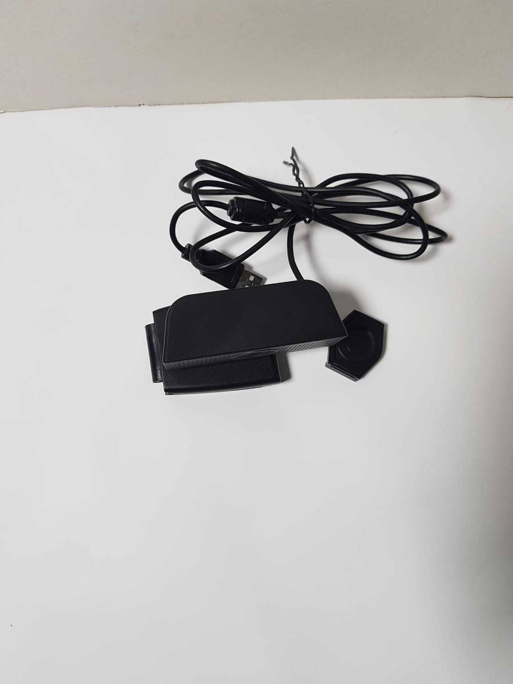 Getestet: Eine Webcam mit Mikrofon von oben mit Kabel auf einer hellen Fläche.
