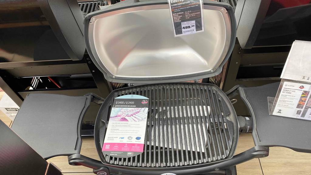 Im Test: Geöffneter Weber Elektrogrill von oben betrachtet.