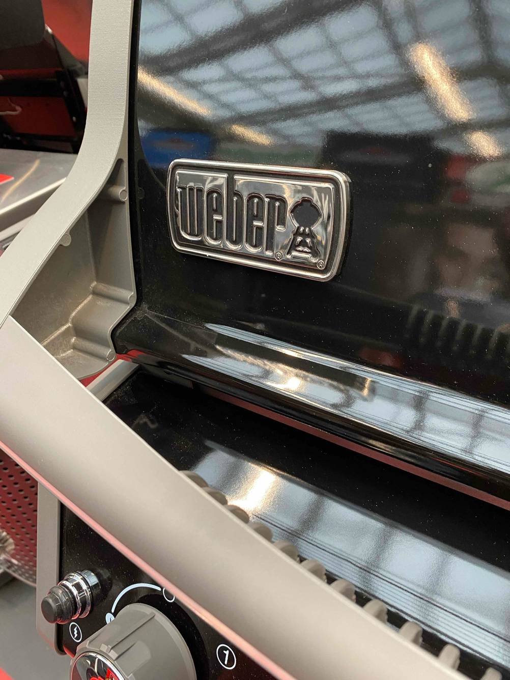 Im Test: Nahaufnahme des Logos auf einem Weber Grill.