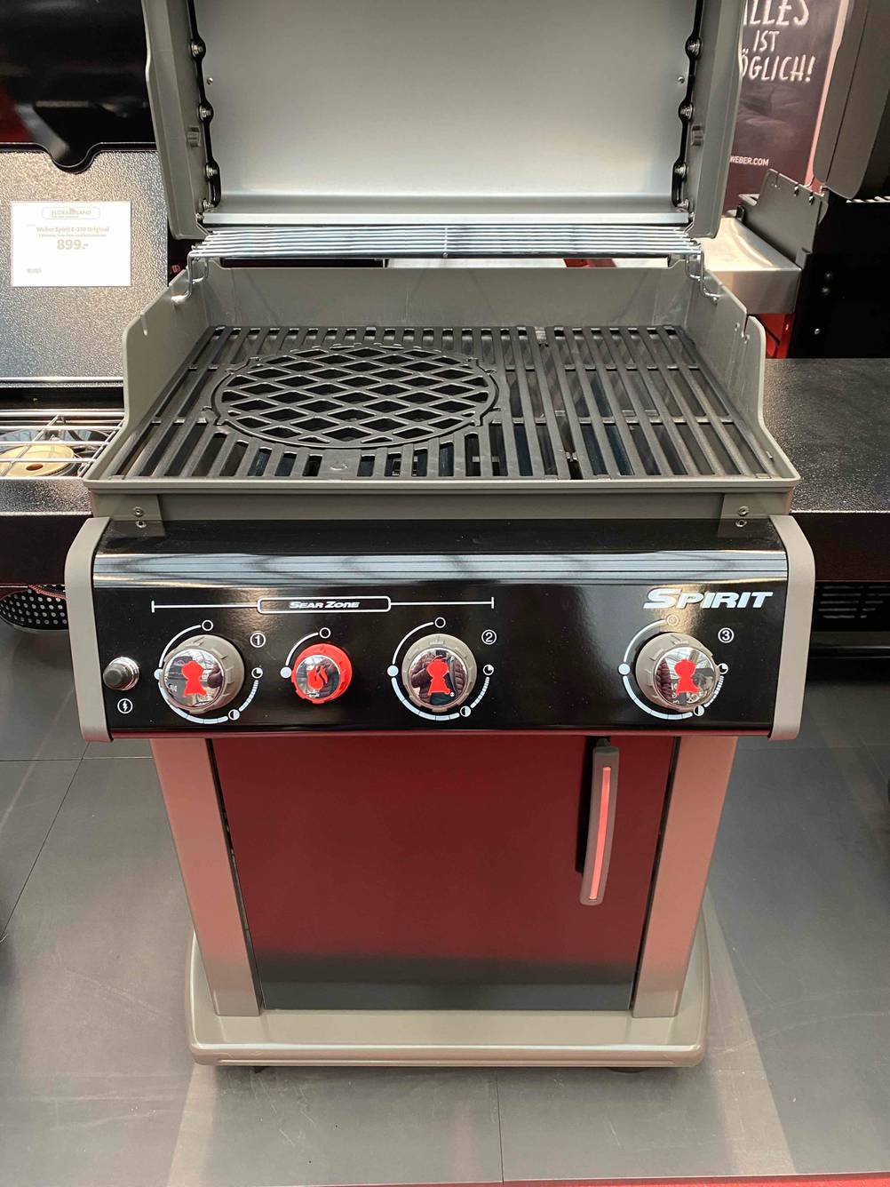 Weber Grill-Test: Ein Gerät von vorne mit geöffneter Klappe, im Fokus die Grillfläche und die Bedienelemente.