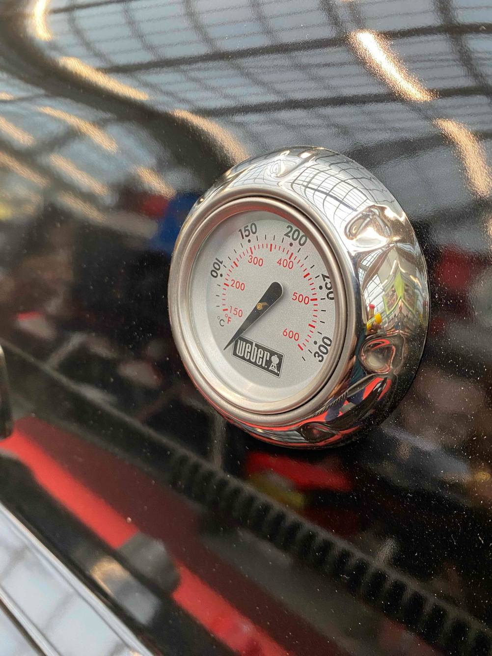 Weber Grill getestet: Detailaufnahme der Temperaturanzeige.