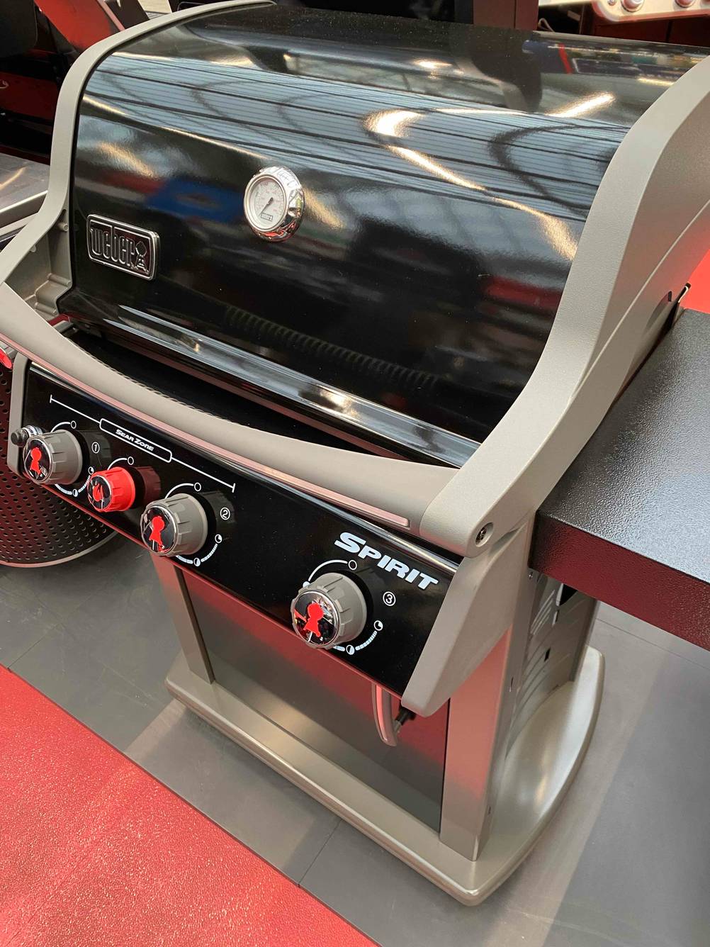 Ein Weber Grill im Test von vorne mit geschlossener Klappe und Bedienelementen.