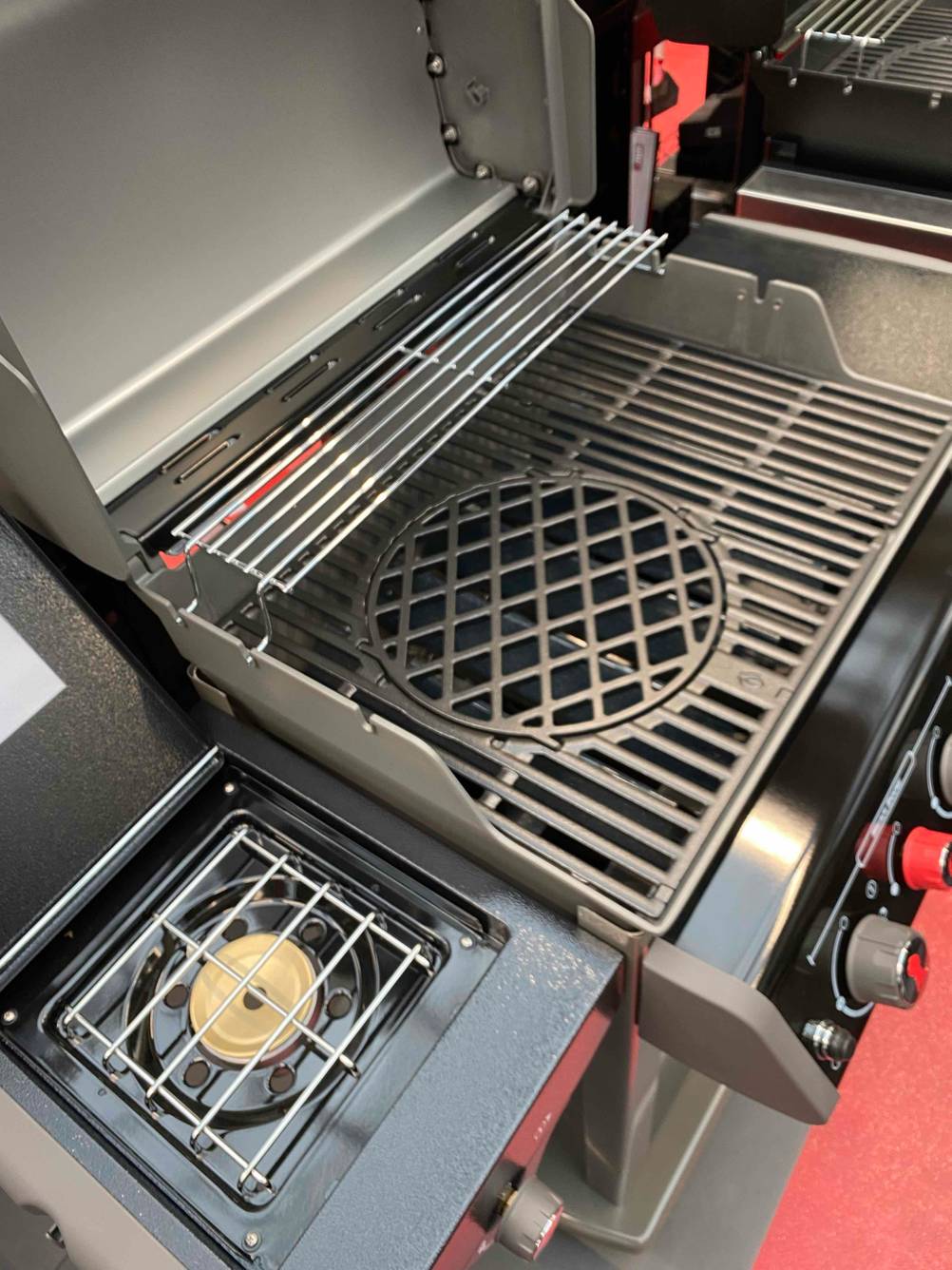 Detailaufnahme der Grillfläche eines getesteten Weber Grills.