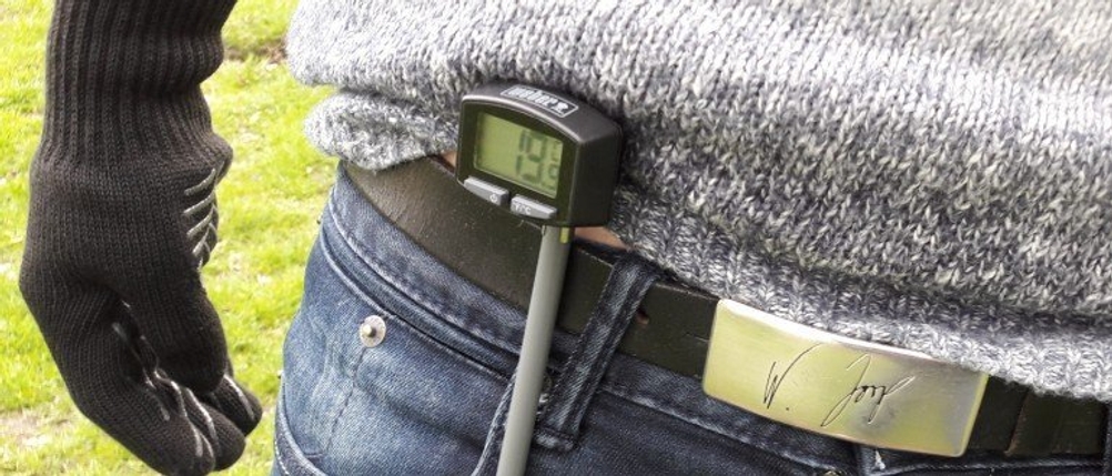 Das Weber-Grillthermometer ist an einem Gürtel befestigt.