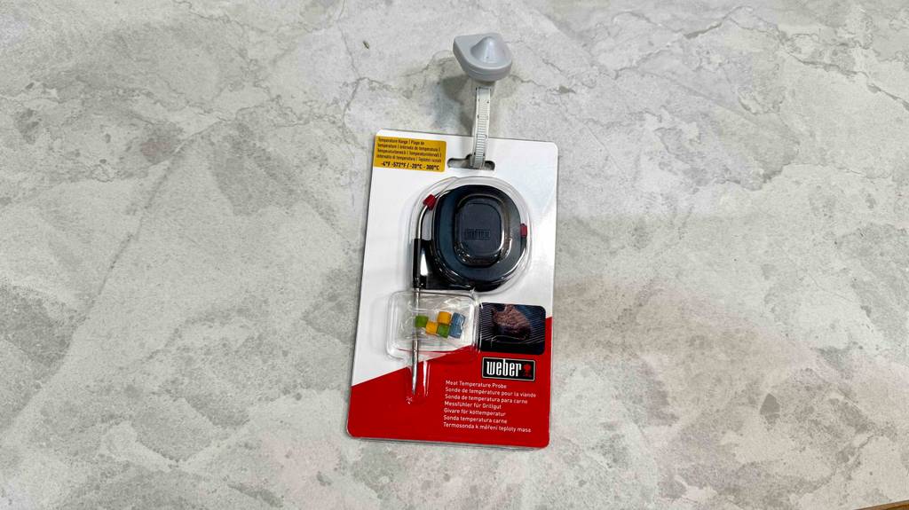 Weber-Grillthermometer getestet: Blick von oben auf ein im Blister verpacktes Gerät.