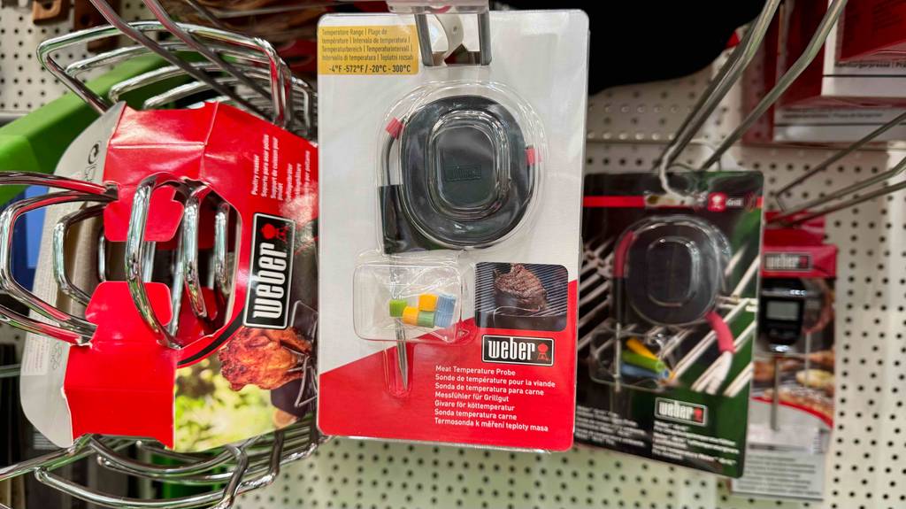 Weber-Grillthermometer im Test: Mehrere Packungen hängen zwischen anderen Produkten in einem Regal.