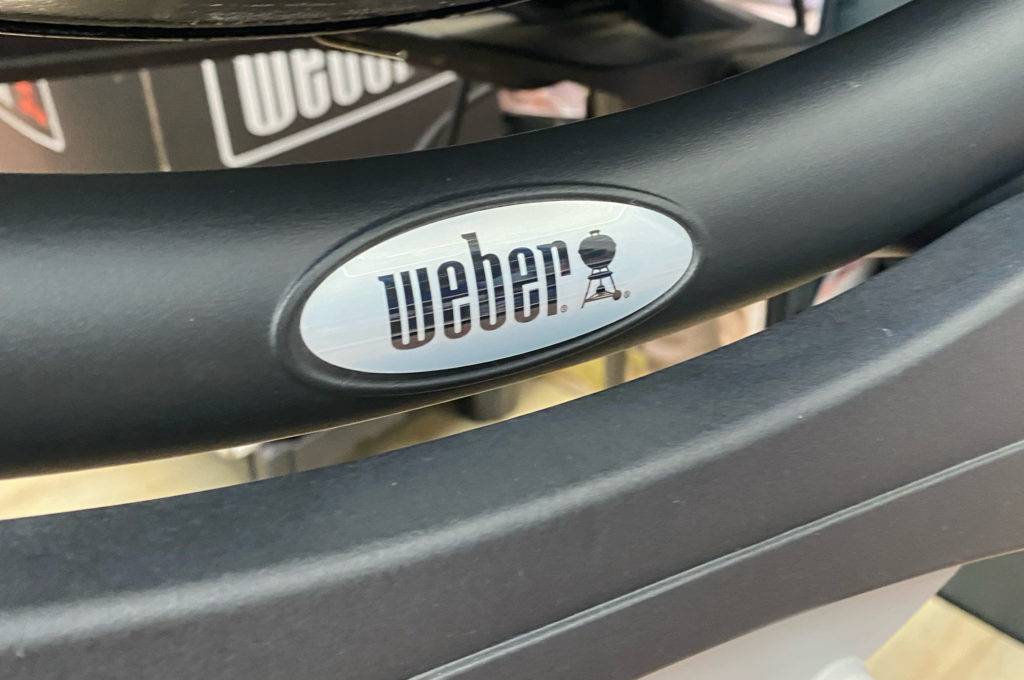 Detailansicht des Materials eines Weber-Grills im Test.