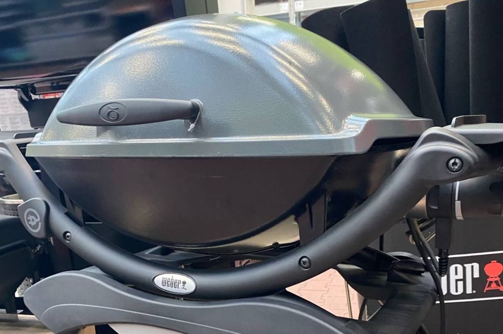 Grill-Test: ein grauer Standgrill inklusive Deckel der Marke Weber befindet sich in einem Verkaufsbereich.