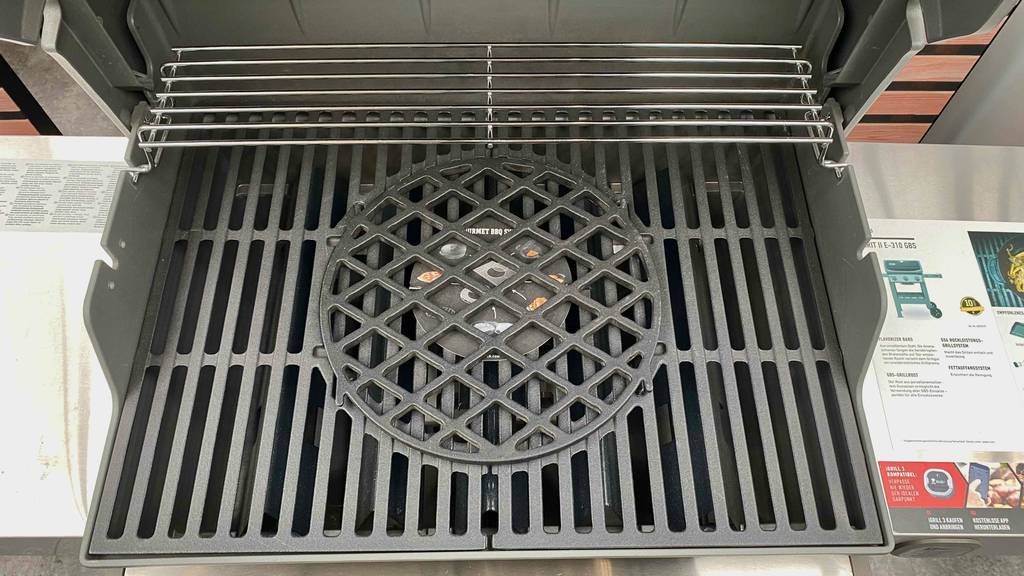 Nahaufnahme von oben auf die Grillplatte aus grauem Gusseisen eines Stand-Gasgrills im Test.