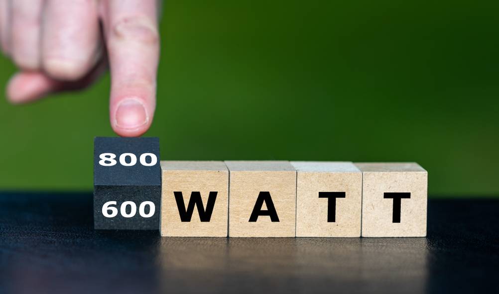 Wechselrichter-800-Watt im Test: Ein Finger dreht eine Würfel auf dem die Zahlen 600 und 800 zu sehen sind. Dahinter zeigen drei weitere helle Würfel das Wort Watt.