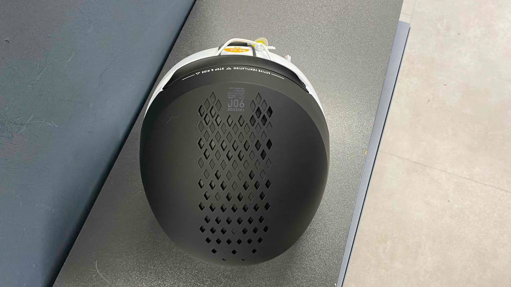 Ansicht auf die Belüftungsöffnungen, die sich oben auf einem schwarzen getesteten Skihelm befinden.