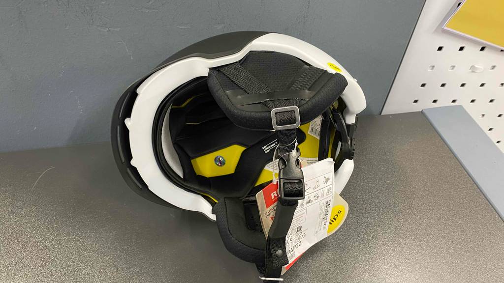 Skihelm-Test: Ansicht auf die schwarze Innenpolsterung eines schwarz-weißen Modells der Marke Wedze Freeride.