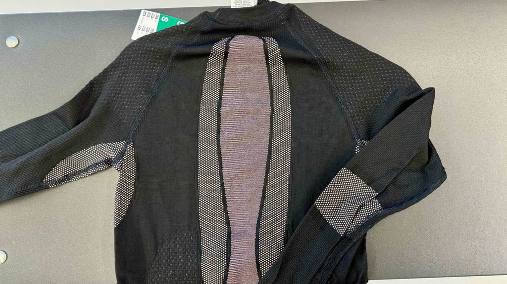 Detailansicht des Materials von getesteter Ski-Unterwäsche für Damen.