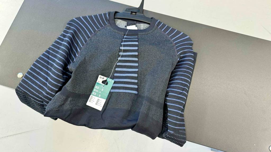 Ski-Unterwäsche für Herren im Test: Blick auf das zusammengefaltete Oberteil mit Etikett.