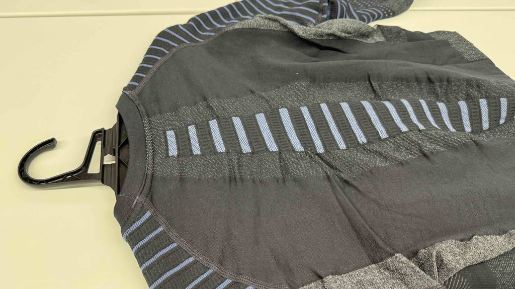 Nahansicht des Materials des Oberteils von getesteter Ski-Unterwäsche für Herren.