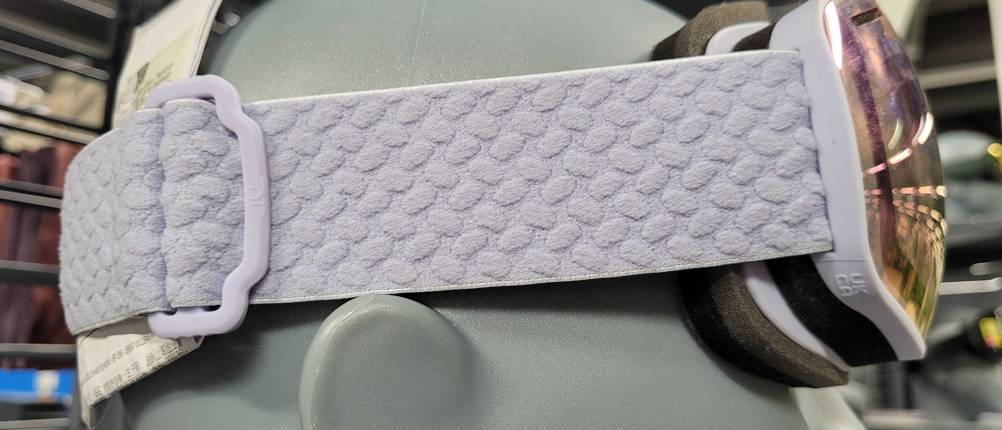 Nahaufnahme eines hellgrauen, elastischen und verstellbaren Kopfbands von einer Skibrille im Test, die auf einem grauen Puppenkopf befestigt ist