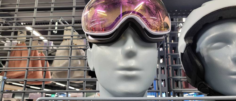 Skibrillen-Test: eine Schlechtwetter-Skibrille befindet sich auf einem hellgrauen Puppenkopf im Verkaufsbereich