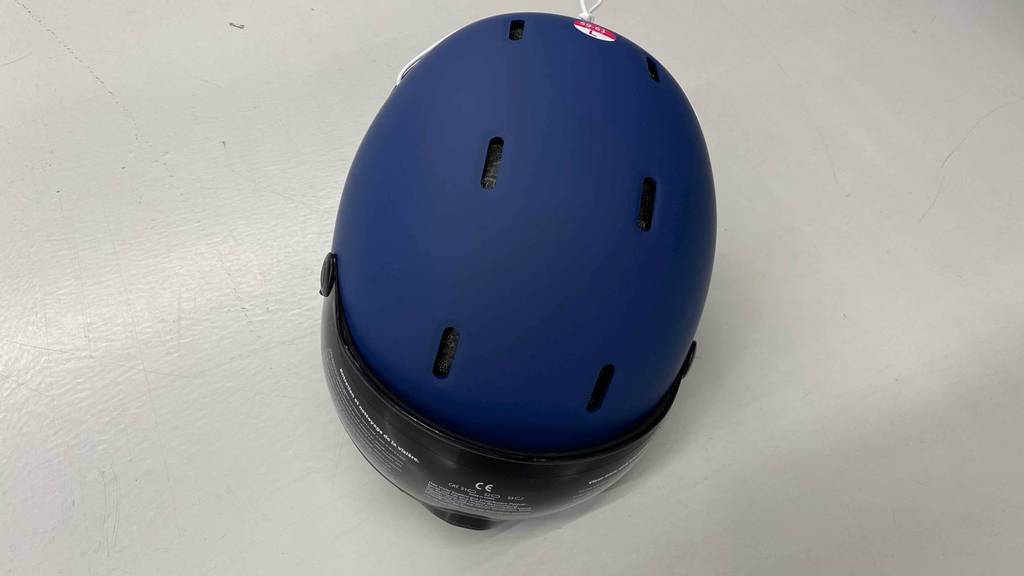 Draufsicht von einem Skihelm mit Visier im Test: blauer Skihelm liegt auf einem hellen Untergrund.