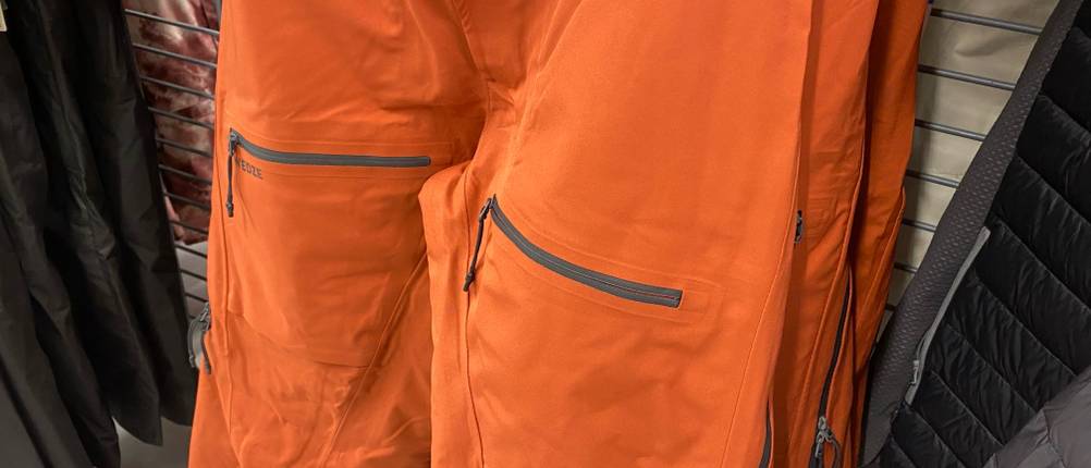 Herren-Skihose getestet: Detailansicht integrierter Taschen mit Reißverschluss in der Knie-Gegend.