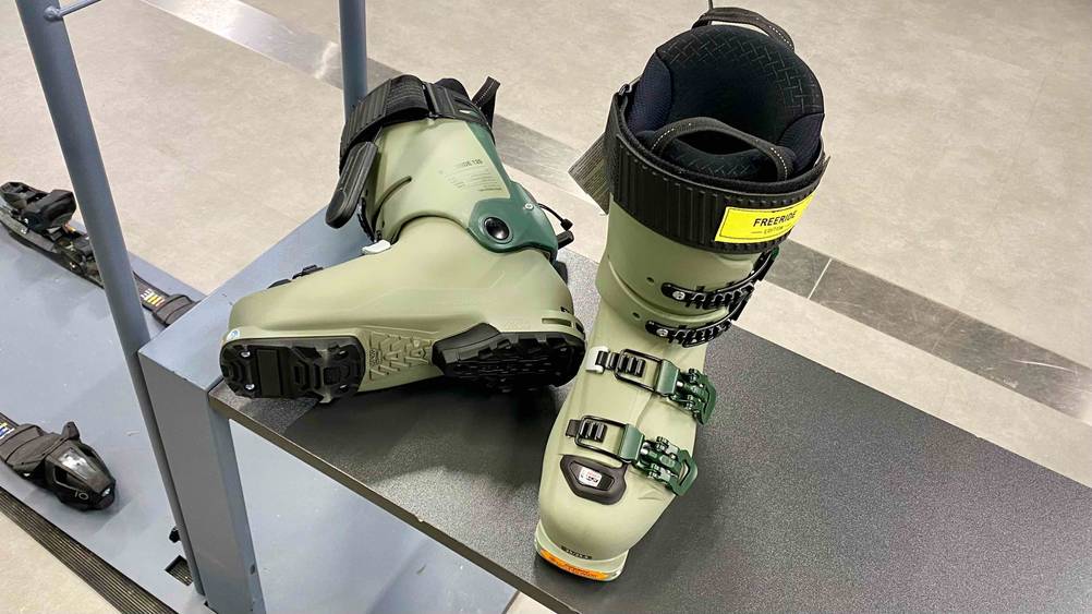 Skischuhe-Test: Ein Schuh liegend mit der Sohle nach vorne, einer stehend von vorne.