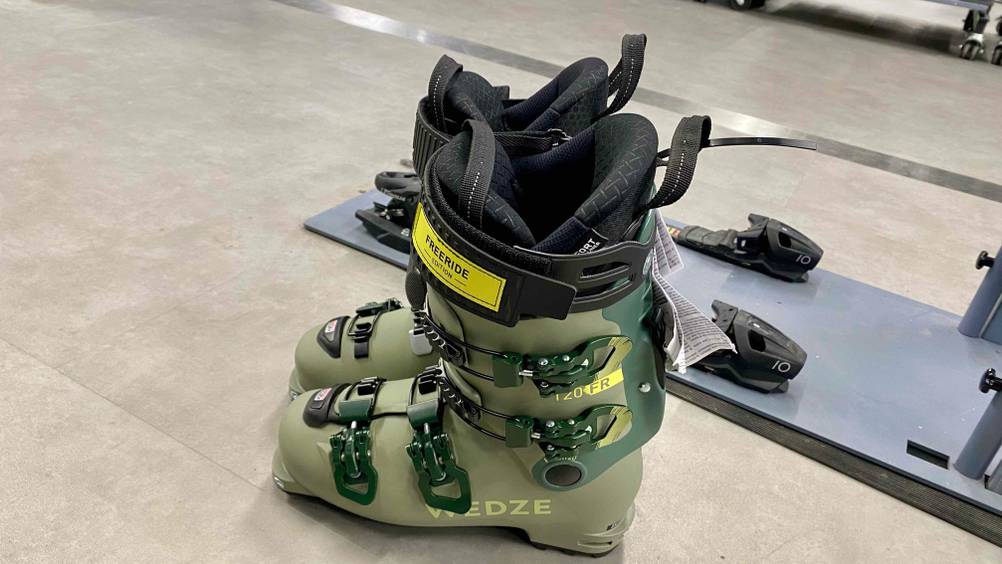 Im Test: Ein Paar Skischuhe von der Seite mit Schnallen.